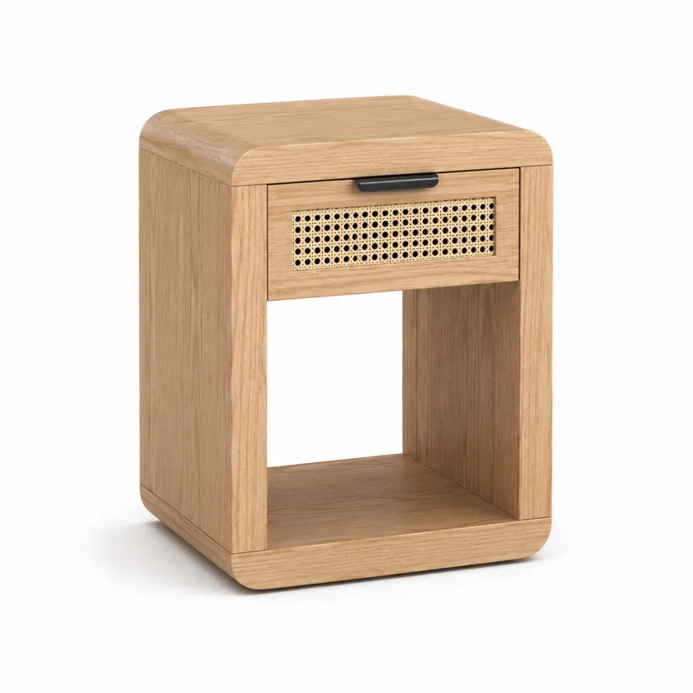 Comodino rettangolare in MDF effetto rovere naturale 45 x 40 x 55 cm con cassetto frontale in rattan vano aperto e maniglia nera